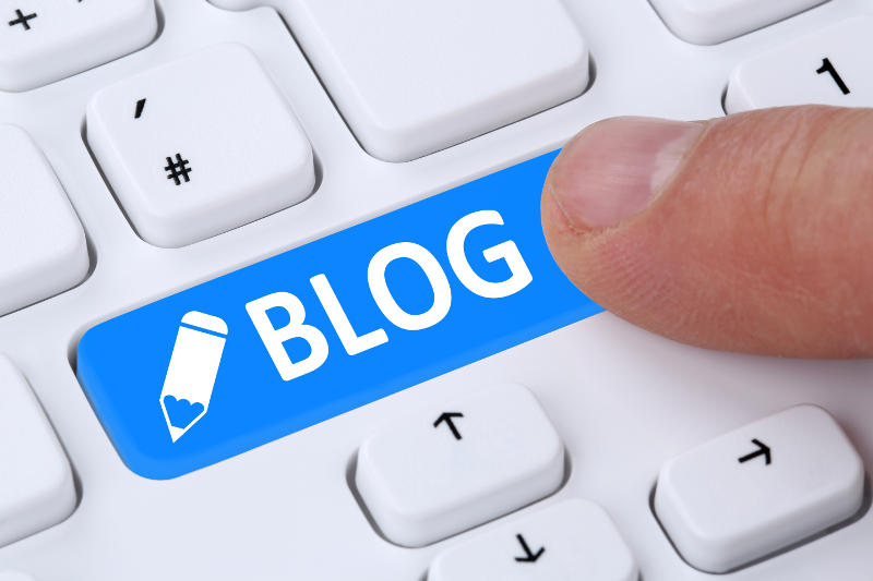 Button drücken Blog schreiben online im Internet auf Computer